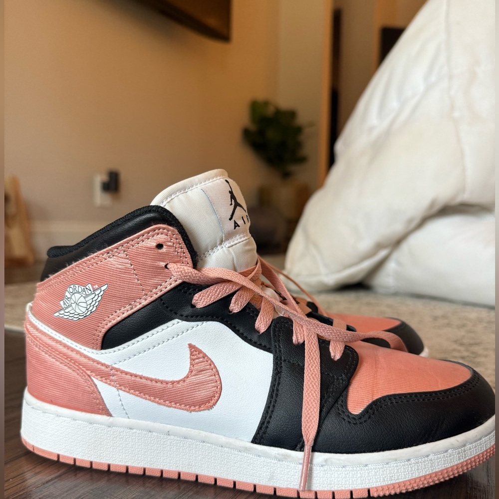 Nike Jordan's size 7Y